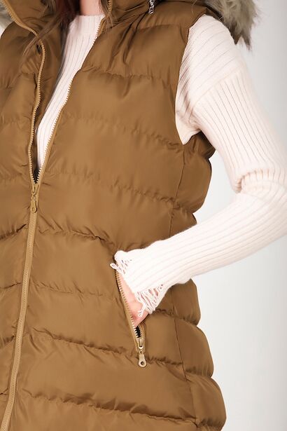 Kadın Kapşonlu Kürklü Uzun Şişme Yelek  Taba 9