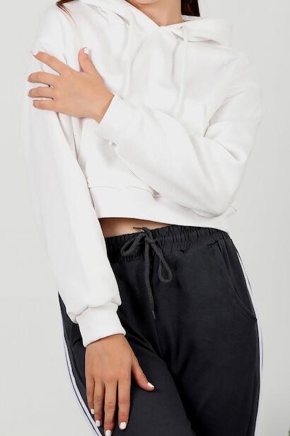 Kadın Üç İplik Kanguru Cepli Kapşonlu Kısa Sweat 