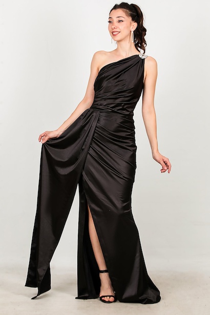 Kadın Omuz Aksesuarlı Uzun Saten Abiye 