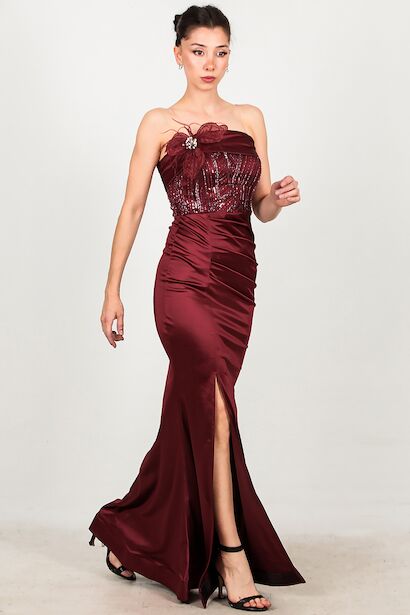 Kadın Yakası Broşlu Kolsuz Yırtmaçlı Uzun Abiye 