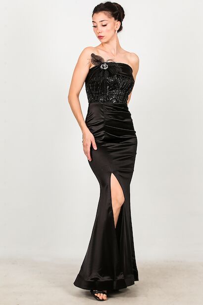 Kadın Yakası Broşlu Kolsuz Yırtmaçlı Uzun Abiye 