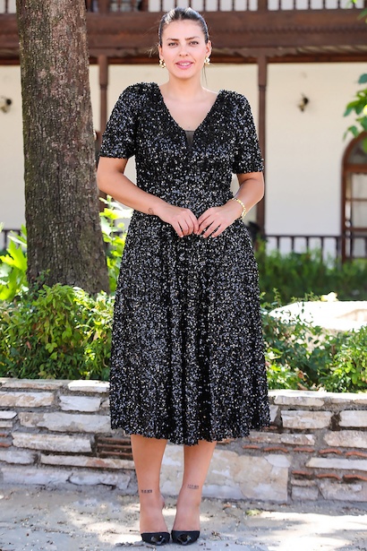 Büyük Beden Kısa Kol Pullu Kısa Abiye 